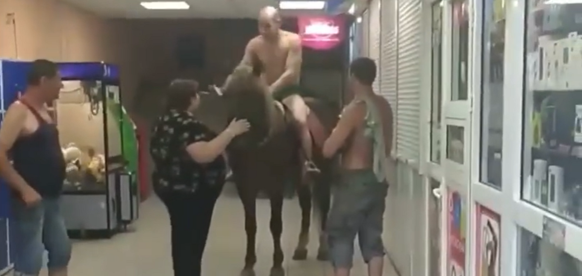 В Киеве в супермаркет за пивом заехал почти голый мужчина на коне