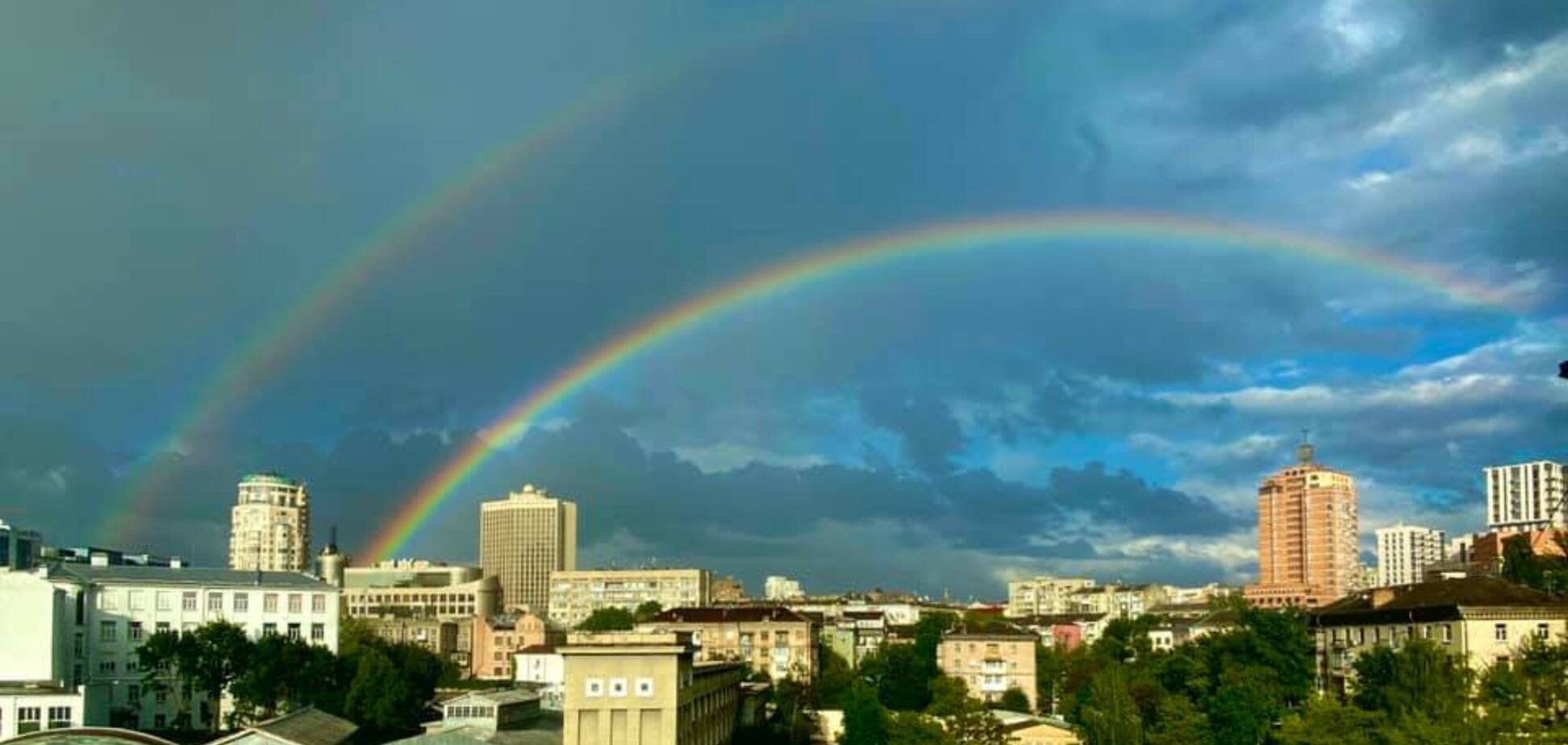 Киевлян восхитила тройная радуга: появились яркие фото и видео