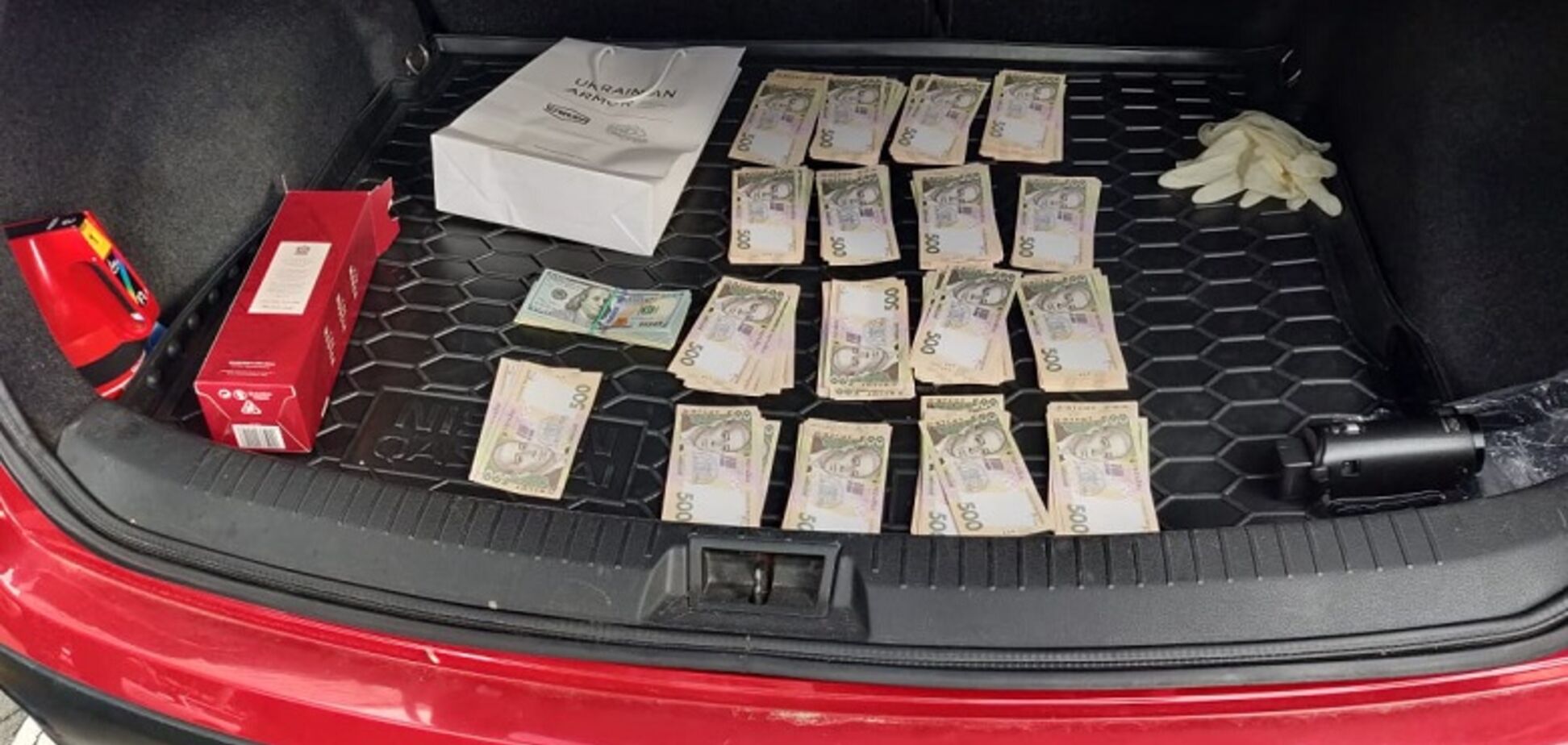 В Киеве топ-чиновника МОН поймали на взятке в 300 тысяч грн