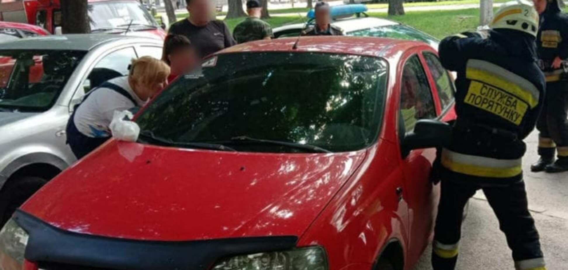 В Днепре спасатели освободили младенца из закрытой машины. Фото
