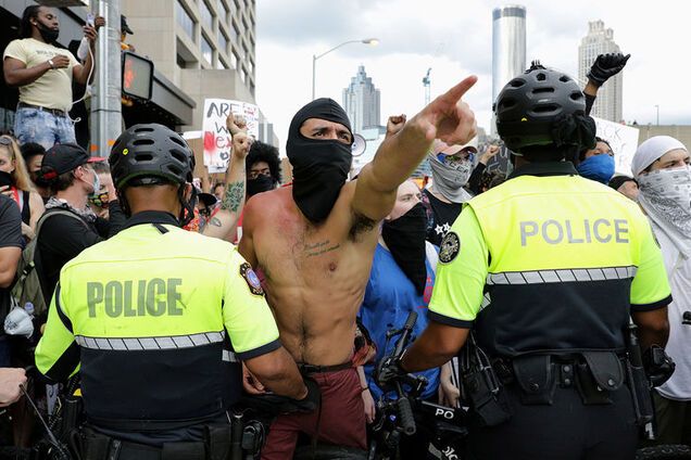 Американские протесты перекинулись на Канаду и Париж. Бездельники воссоединились