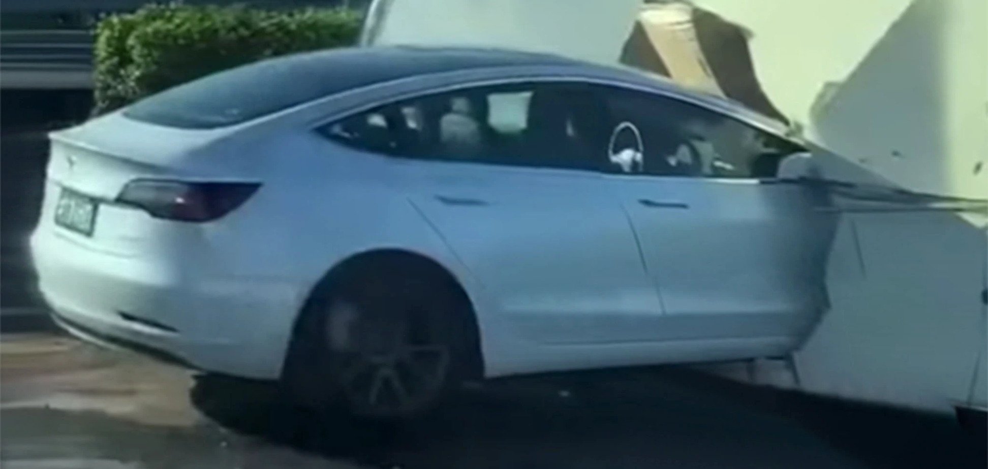 'Самознищення' електромобіля Tesla потрапило на відео