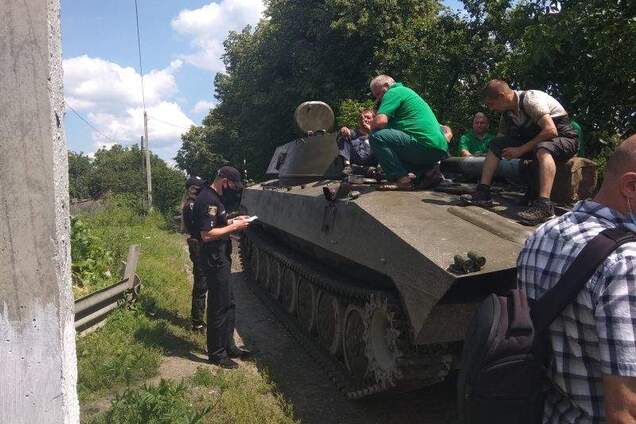 На Хмельниччині мешканці заблокували дорогу техніці ЗСУ