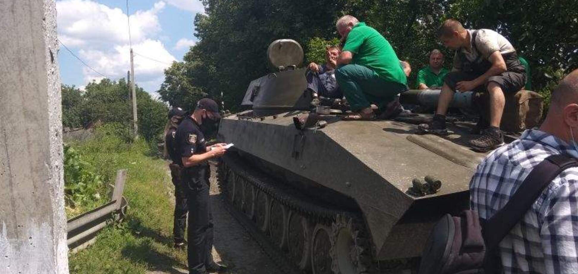 На Хмельниччині мешканці заблокували дорогу техніці ЗСУ