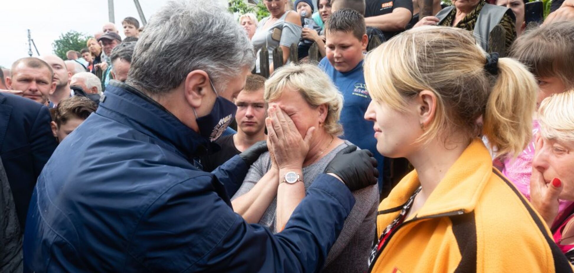 Порошенко звернувся до уряду через повені на Прикарпатті
