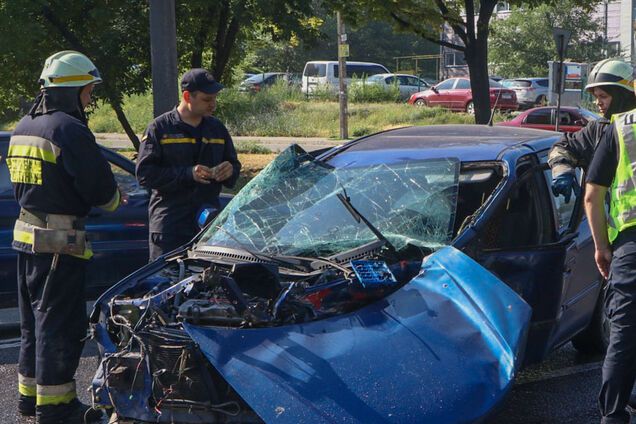 В Днепре женщину выбросило из авто после лобового ДТП. Фото аварии