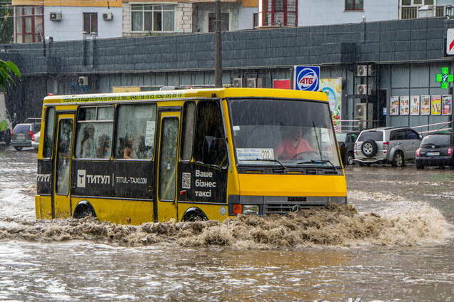 Сильный ливень пролился над Одессой и частично затопил несколько центральных улиц