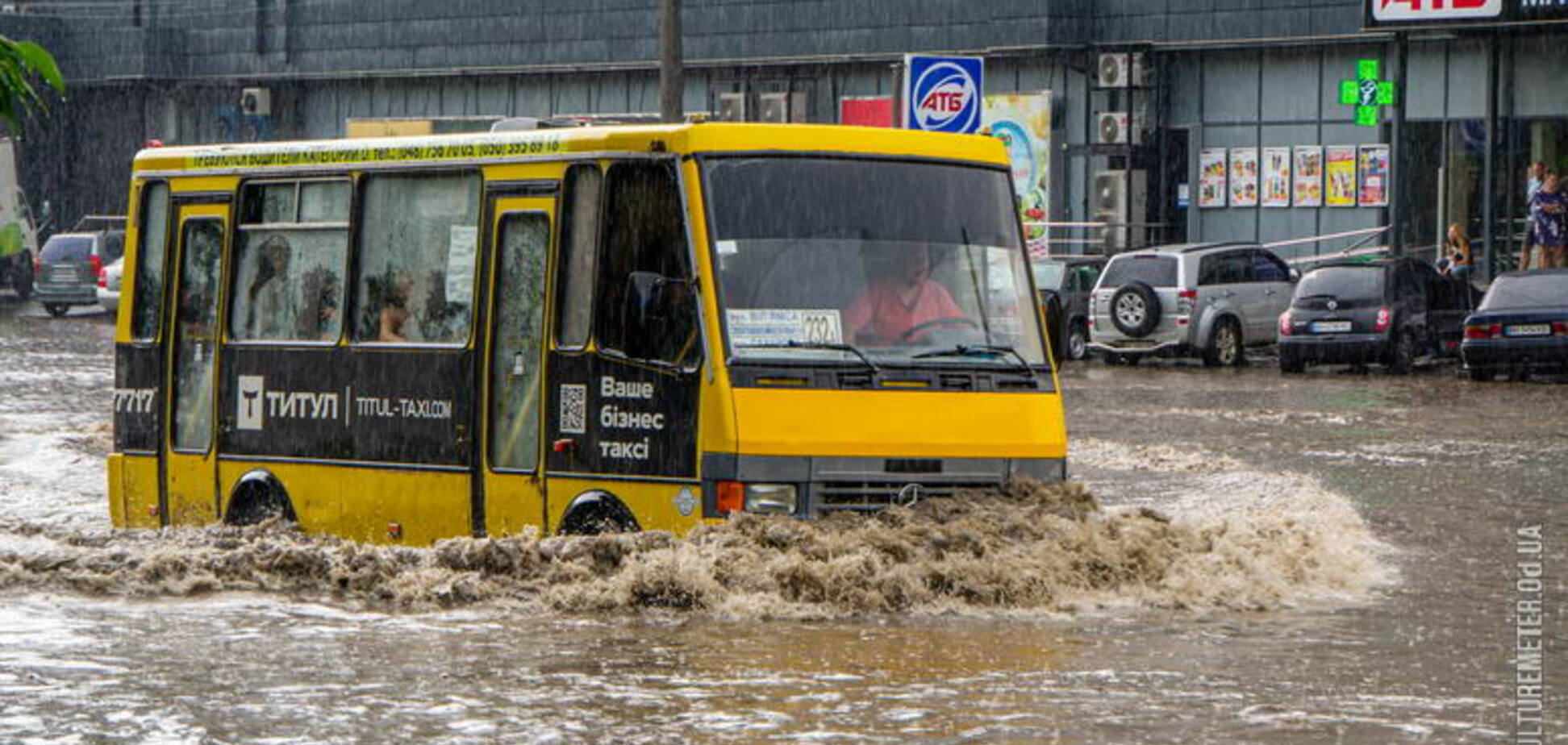 Сильна злива пролилася над Одесою і частково затопила кілька центральних вулиць