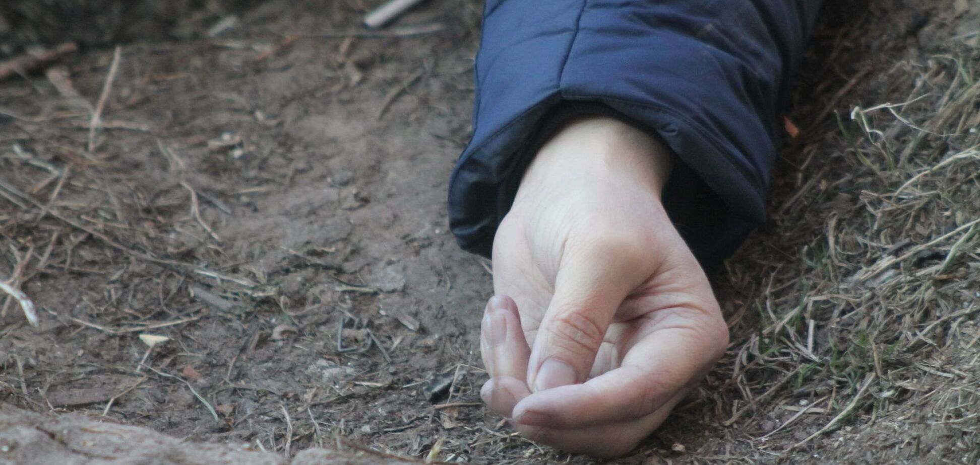 У Дніпрі знайшли тіло чоловіка, присипане землею: подробиці