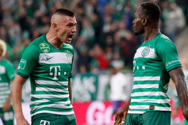 Александр Зубков (слева) празднует гол с партнером по 'Ференцварошу'