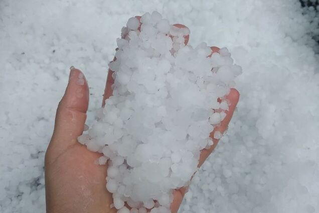 Місто на Дніпропетровщині засипало градом. Фото і відео явища