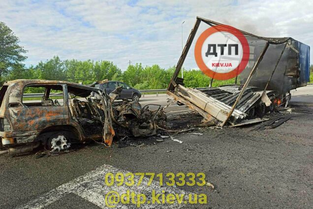На трассе Киев – Чоп произошло смертельное ДТП: водитель Lexus сгорел. Фото и видео 18+