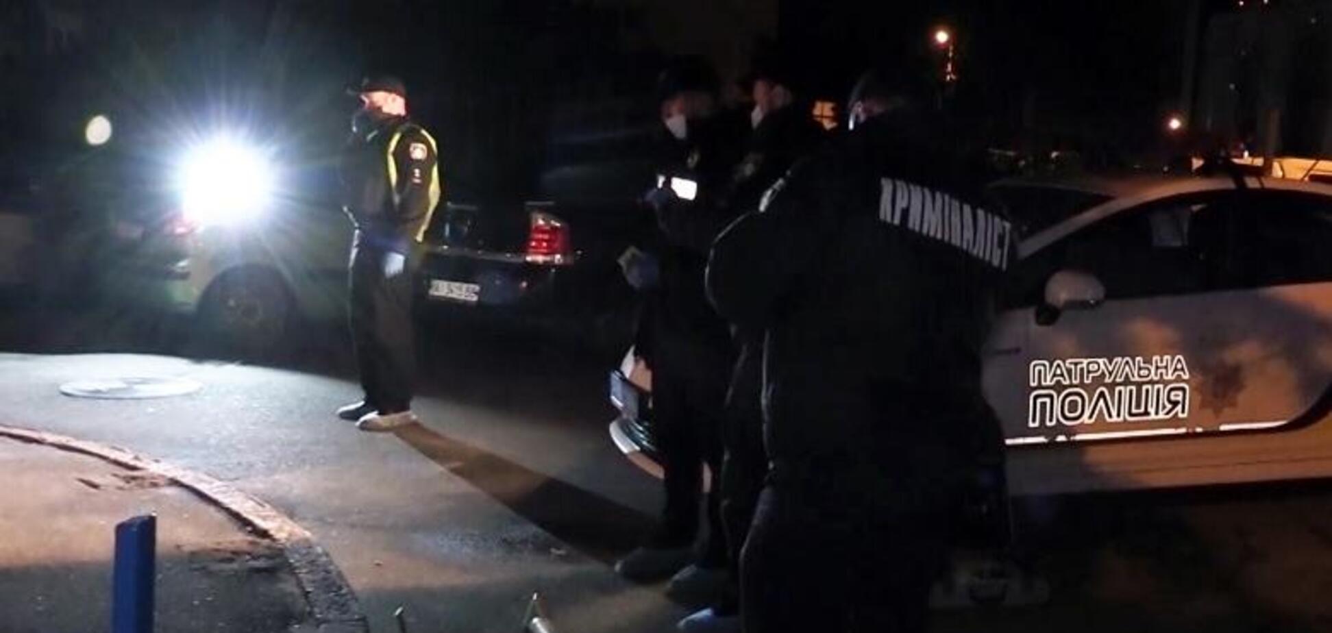 В Киеве мужчина набросился с ножом на друзей падчерицы, есть погибший