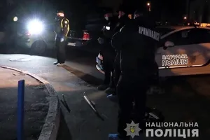 В Киеве мужчина набросился с ножом на друзей падчерицы, есть погибший