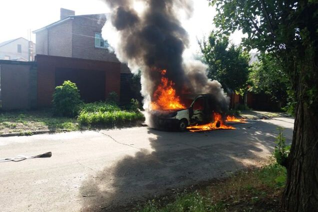 На Дніпропетровщині чоловік загинув в автівці, що раптово спалахнула. Фото моторошної НП