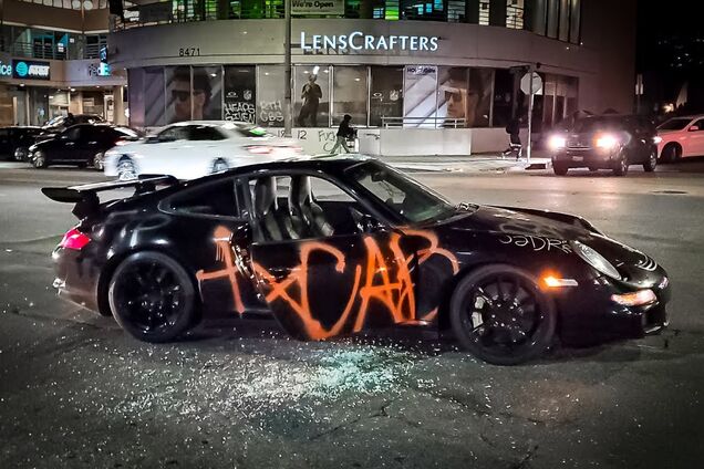 Вандалы не оставили живого места на редком и дорогом Porsche
