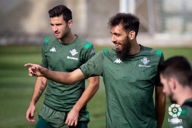 Футболист 'Бетиса' Иглесиас в знак протеста против расизма и гомофобии покрасил ногти