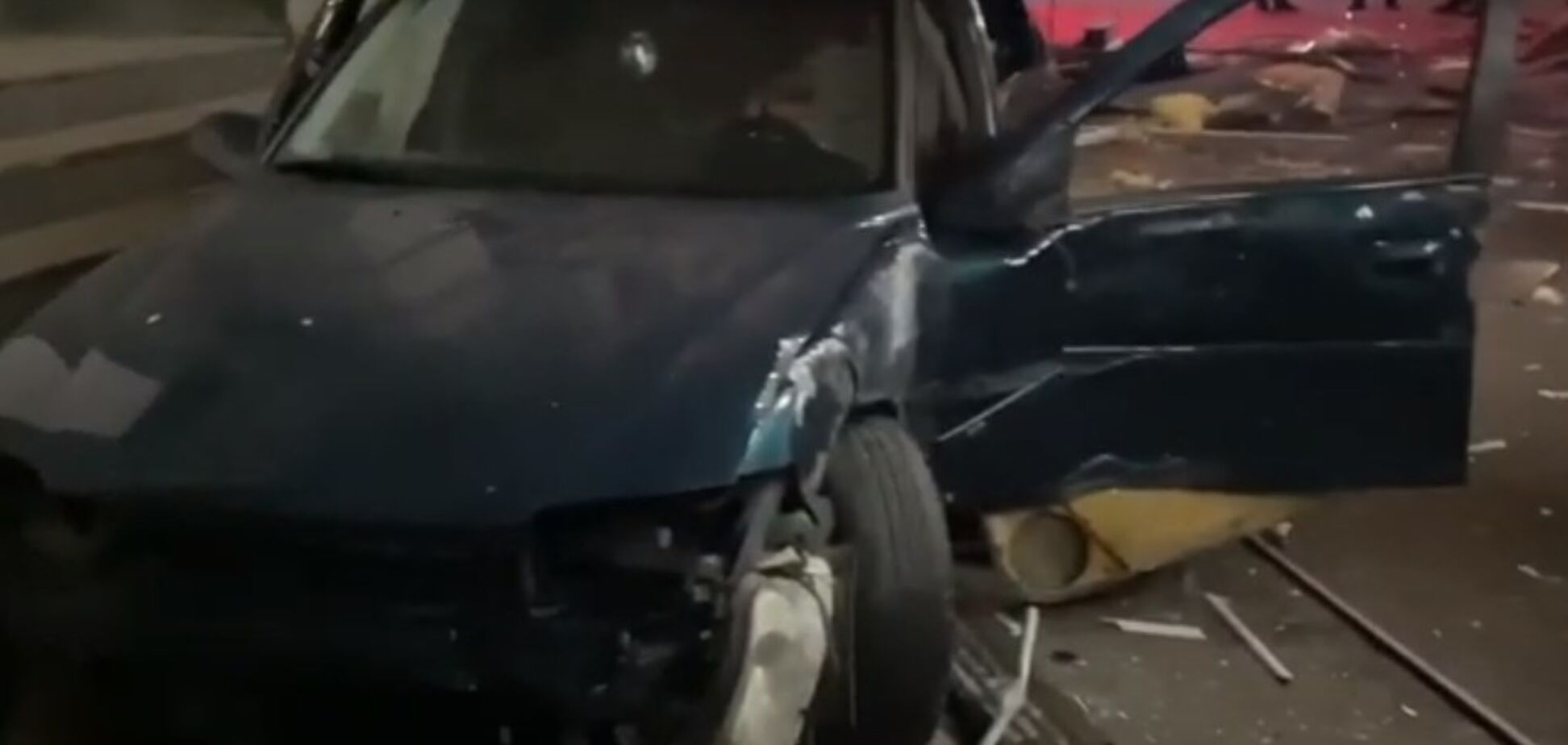 У Києві авто на єврономерах знесло кіоск на тротуарі. Фото та відео