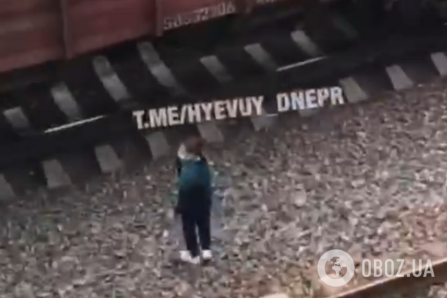 В Днепре подростки устроили опасные игры на железной дороге. Видео
