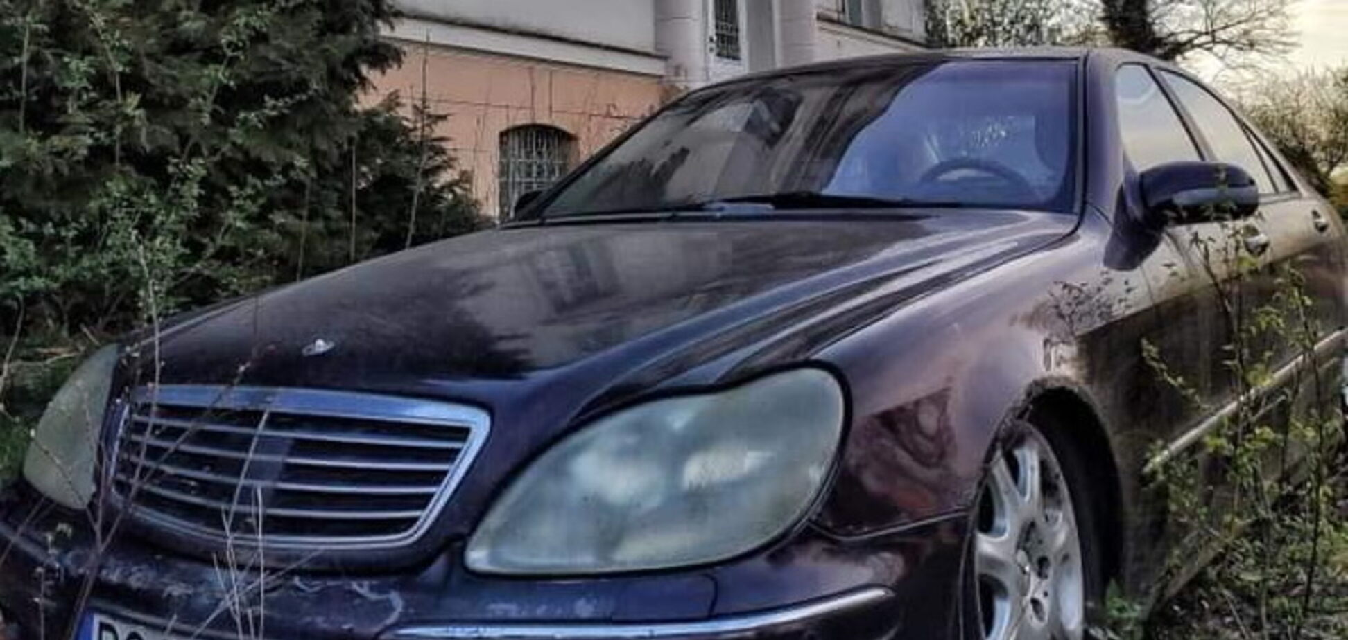 У Польщі знайшли покинутий особняк з Mercedes S-Class на додачу