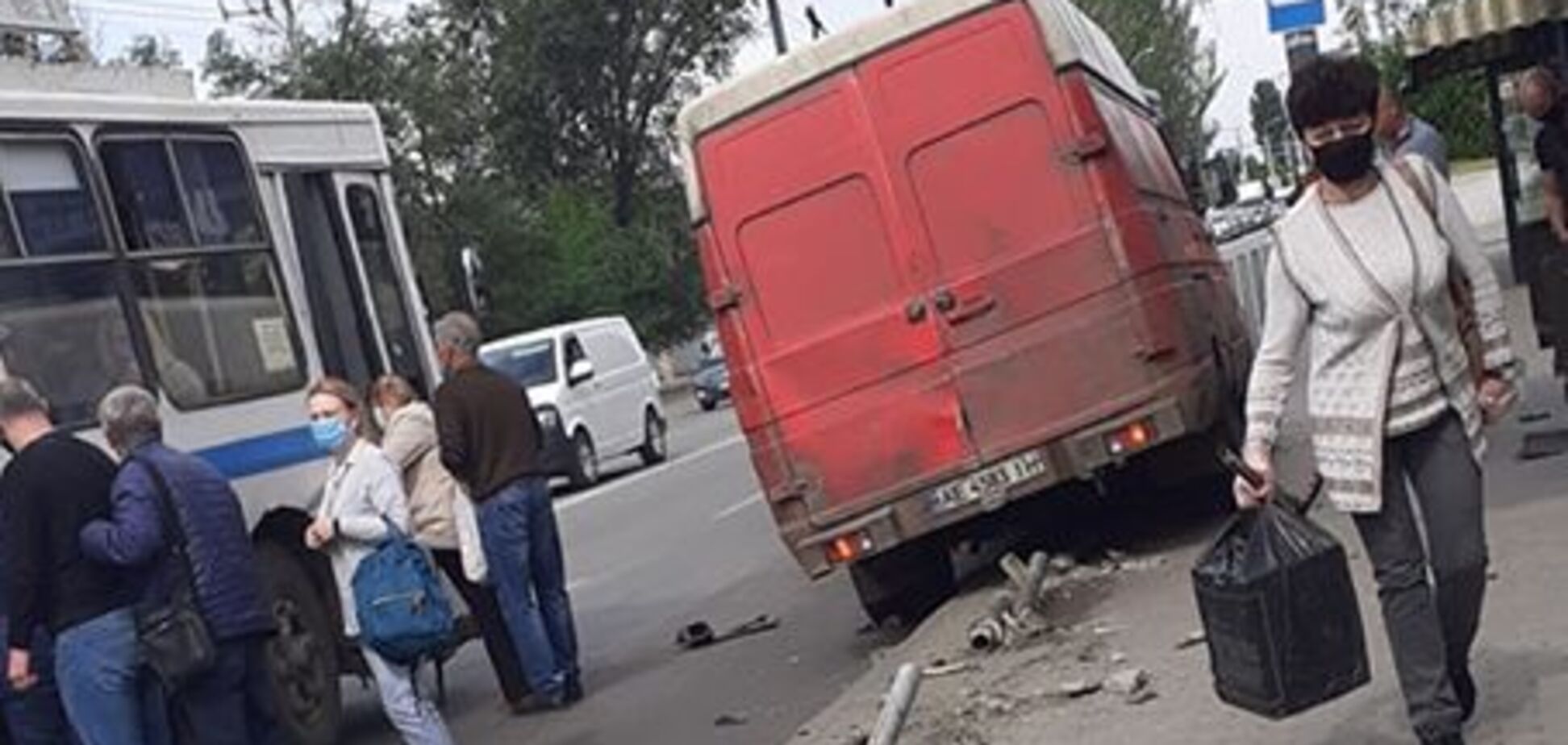 В Днепре микроавтобус влетел на остановку: момент аварии попал в сеть