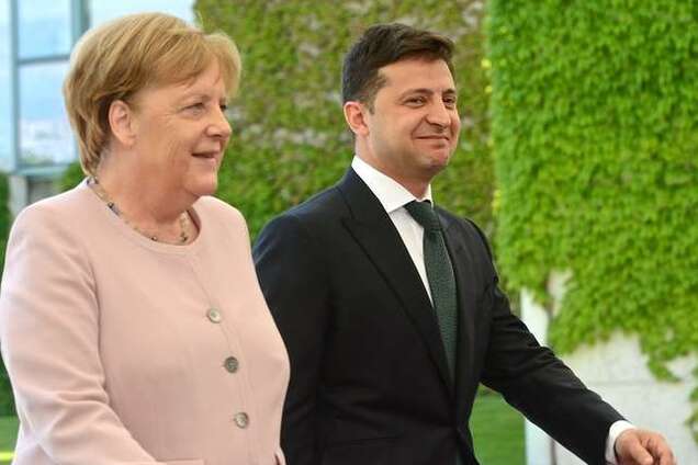 Зеленский заявил о прорыве Нормандского формата после разговора с Меркель