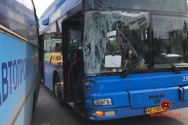 В Днепре автобусы устроили ДТП посреди оживленной дороги. Фото