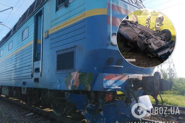 На Запорожье поезд протаранил автомобиль: есть жертвы. Фото