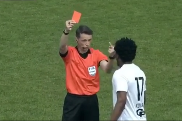 Арбитр ФИФА Андрис Трейманис показал темнокожему футболисту красную карточку и средний палец