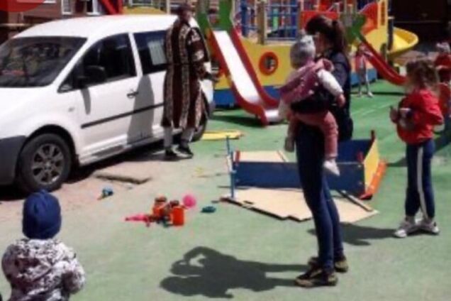 На Киевщине водитель въехал в песочницу, где играли дети: появилось видео