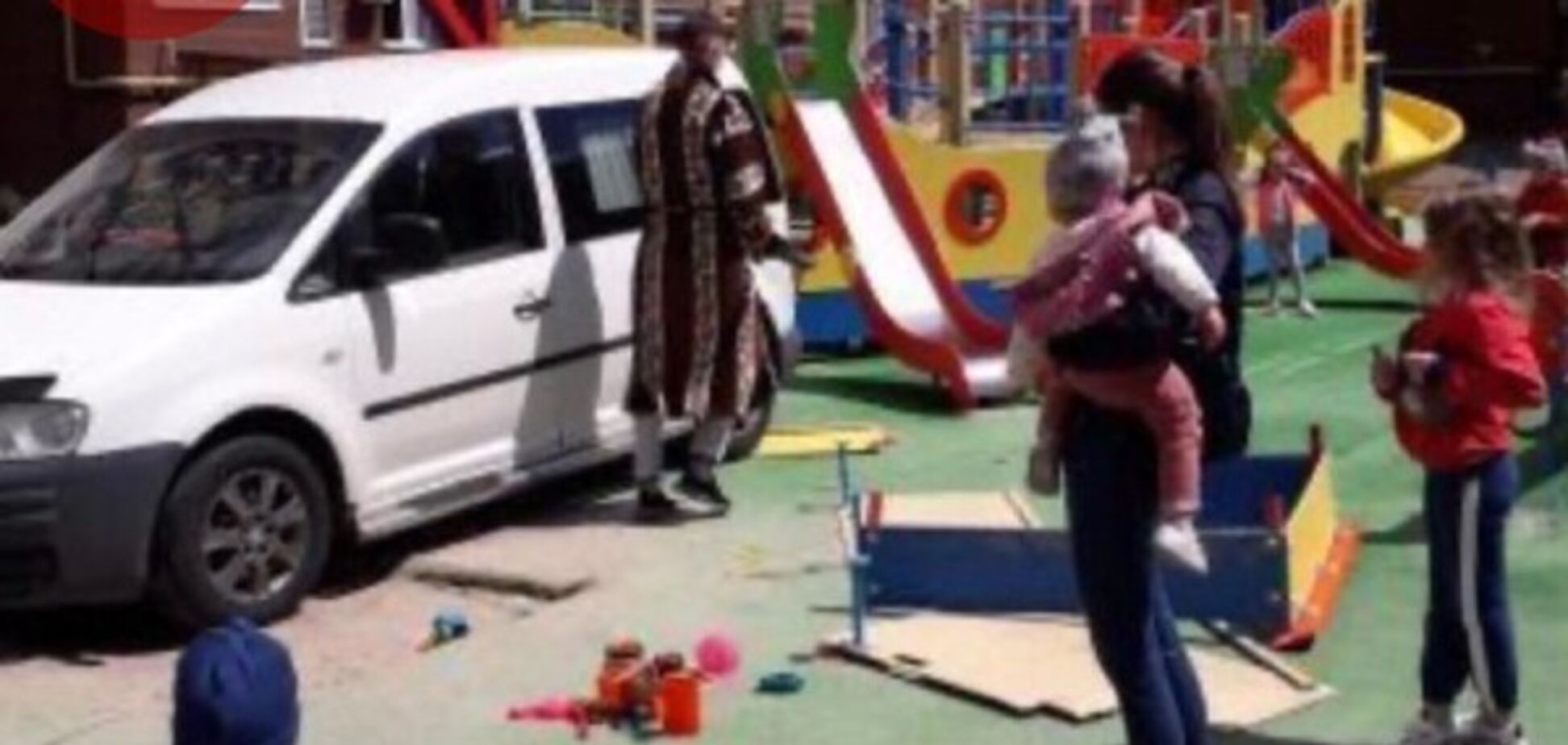 На Киевщине водитель въехал в песочницу, где играли дети: появилось видео