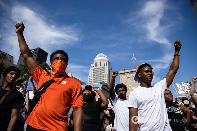 В США вспыхнули новые скандалы из-за жестких действий полиции. Фото и видео 18+