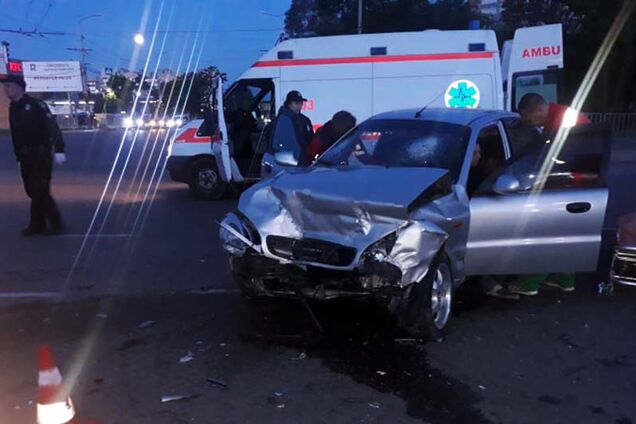 В Днепре на перекрестке столкнулись два автомобиля: пострадало 4 человека. Фото