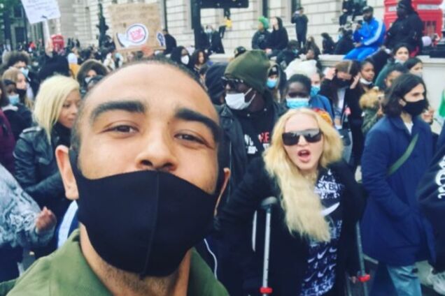 Мадонна пришла на протест в Лондоне на костылях. Фото