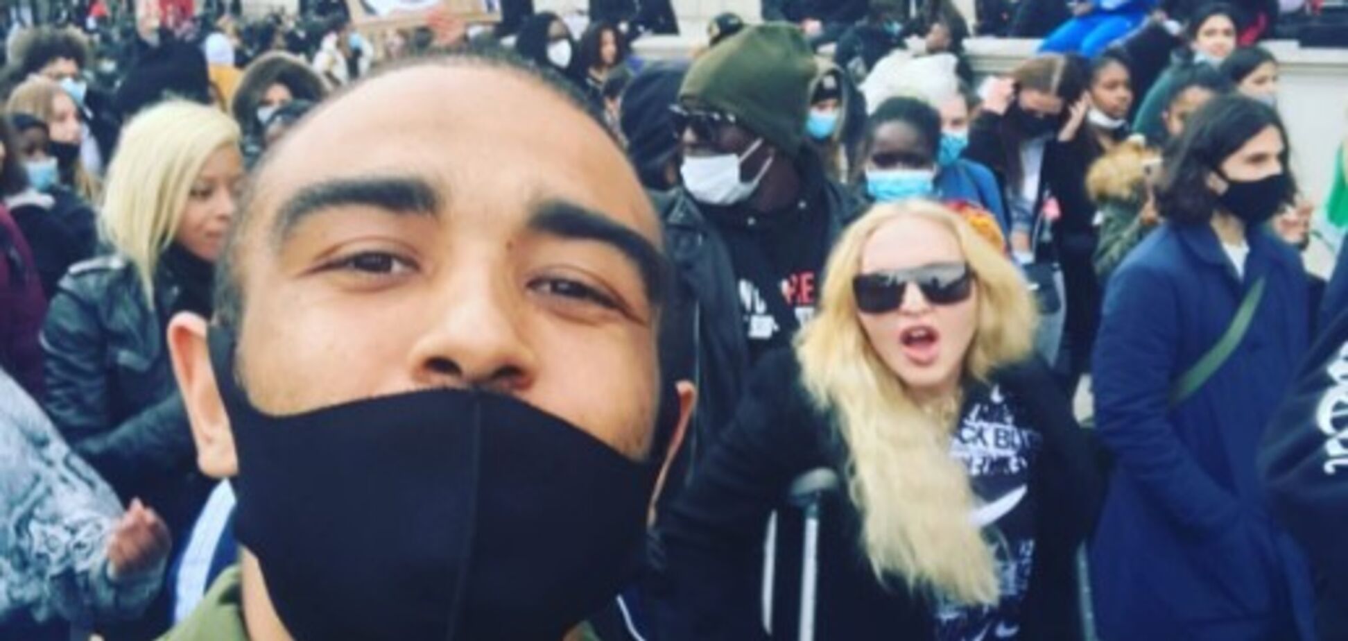 Мадонна прийшла на протест у Лондоні на милицях. Фото