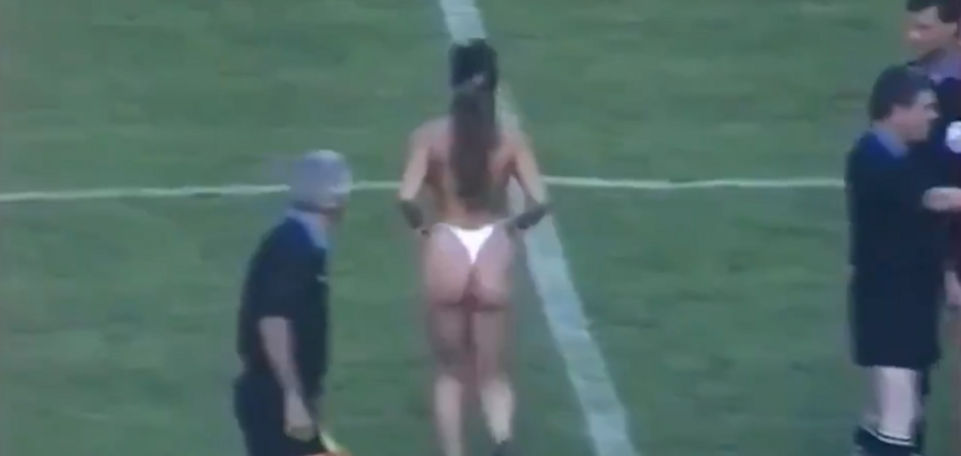 Оголена дівчина відкрила футбольний матч: в мережі згадали 18+ відео з Угорщини