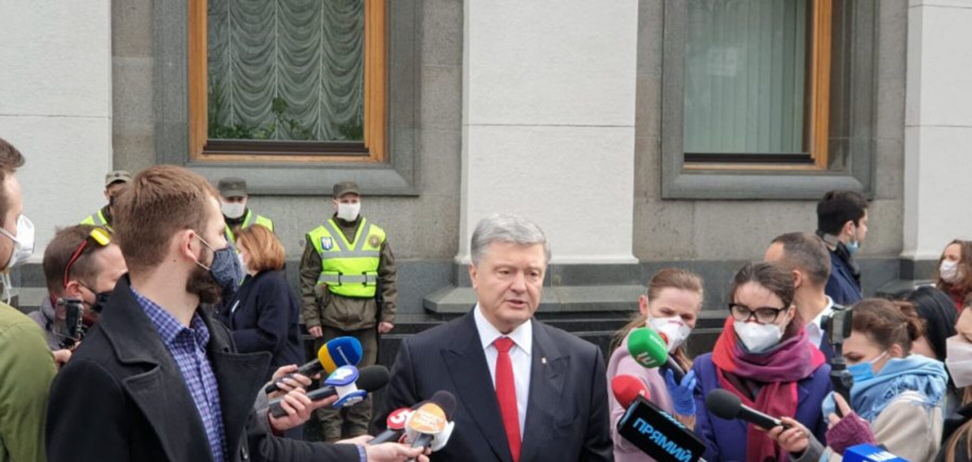 Порошенко поздравил украинских журналистов с праздником: правда – это оружие!