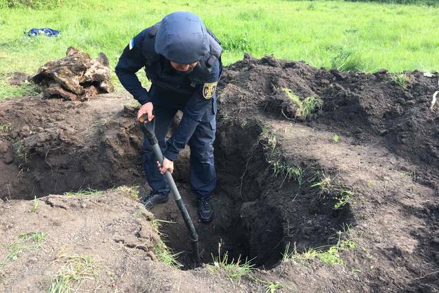 У Вінниці серед парку знайшли понад 600 снарядів. Фото