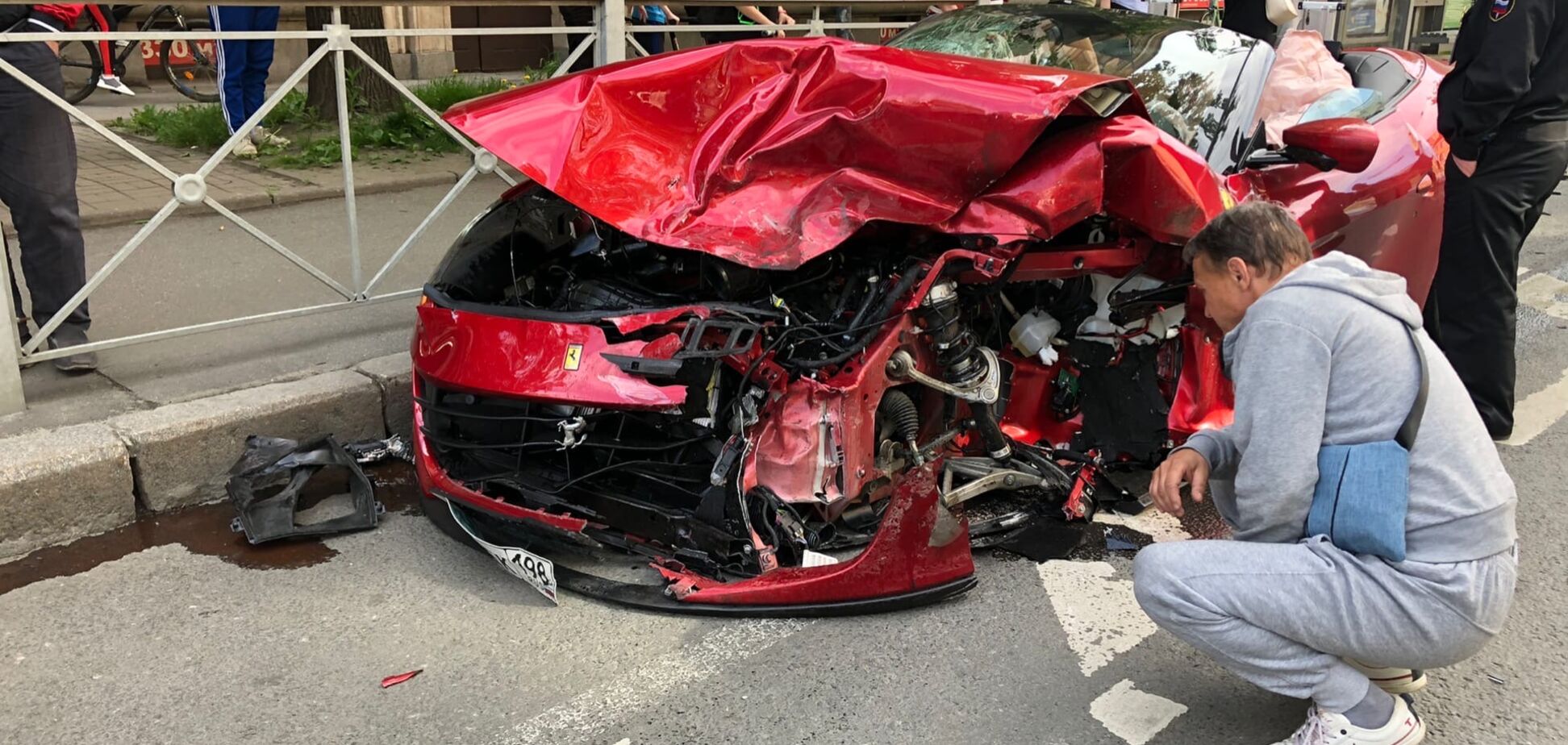 В Петербурге попытка проскочить перекресток на Ferrari обернулась гибелью