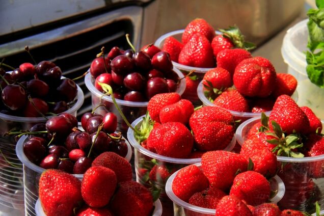 В Україні рекордно злетіли ціни на полуницю і черешню: озвучені причини