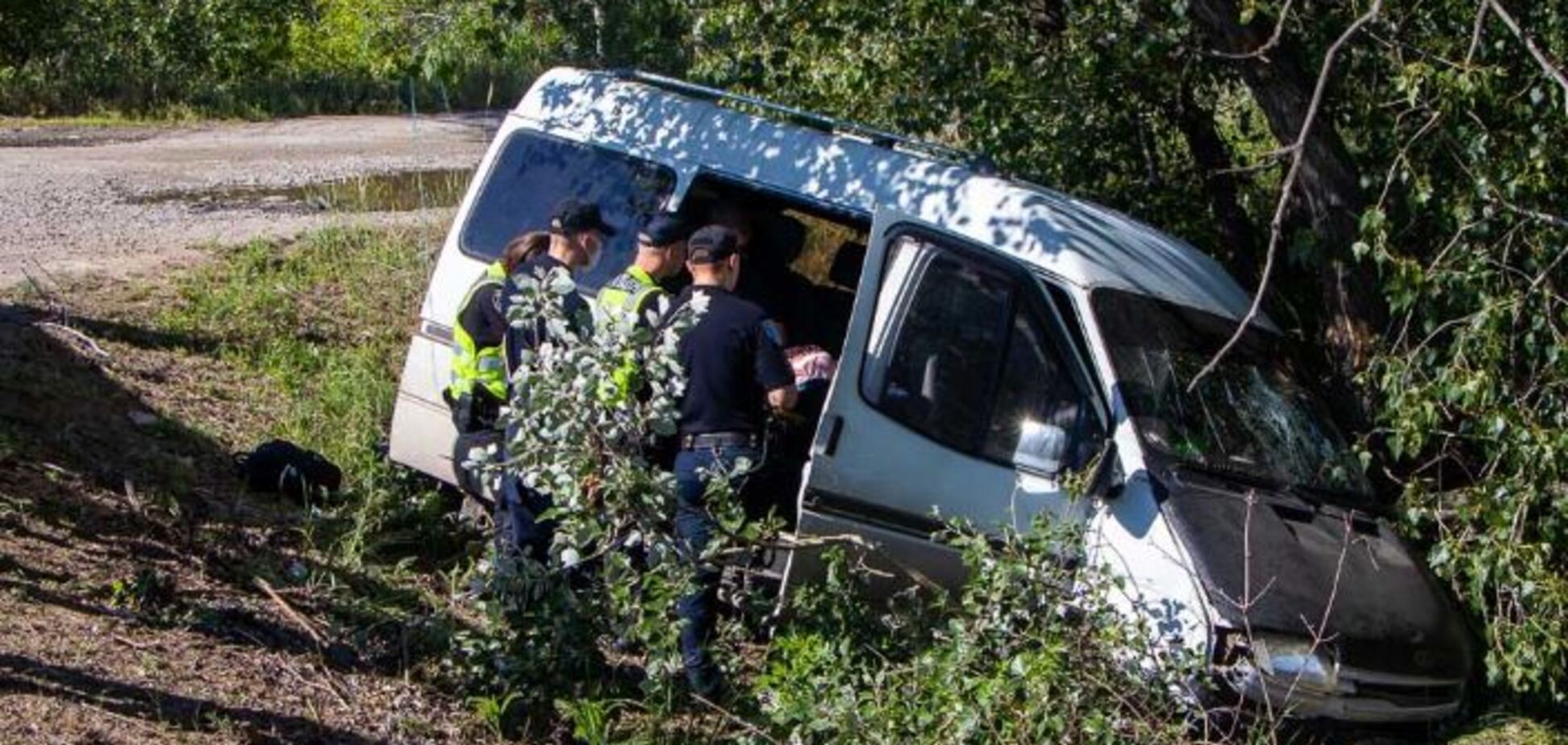 В Днепре микроавтобус врезался в легковушку и вылетел в кювет: пострадала девушка