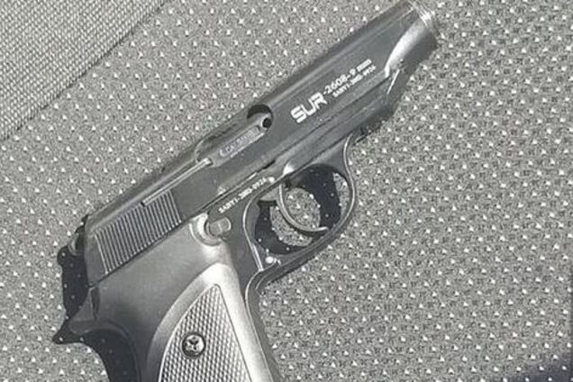 В Кривом Роге мужчина устроил стрельбу у проходной предприятия. Фото