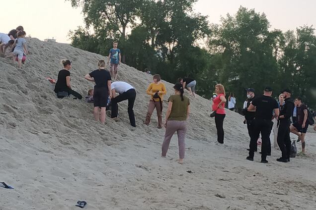 На Оболонской набережной ребенка засыпало песком