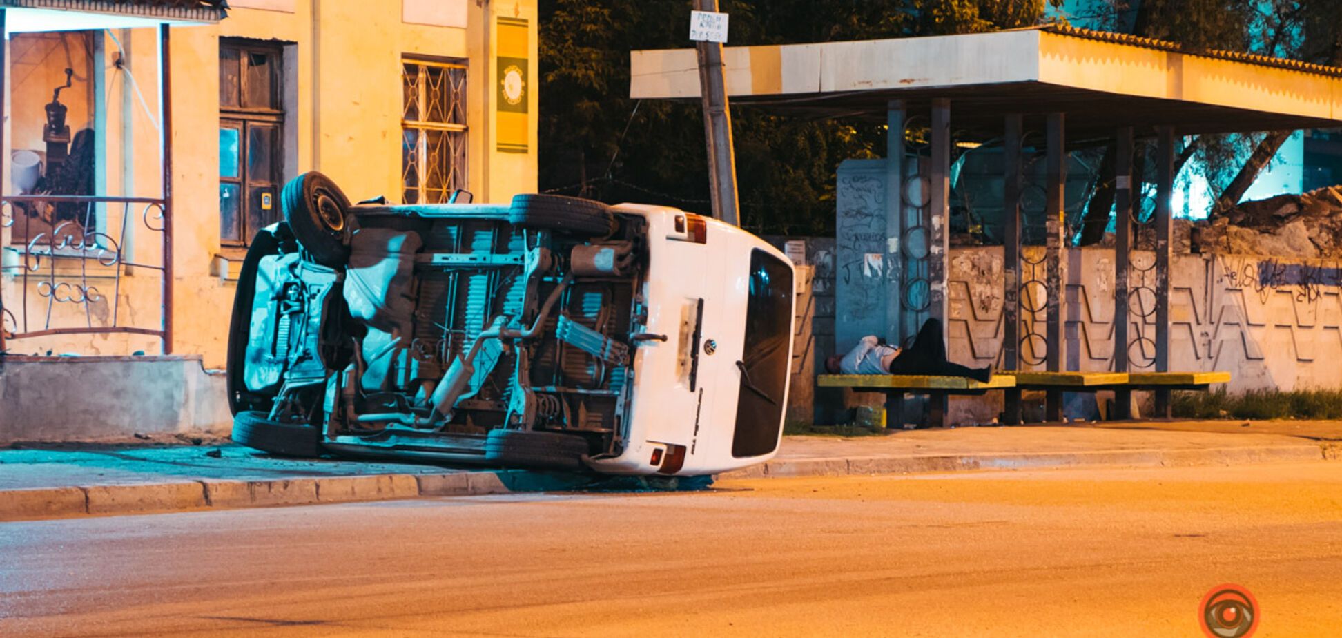 В Днепре автомобиль перевернулся на бок и 'влетел' в магазин. Фото, видео