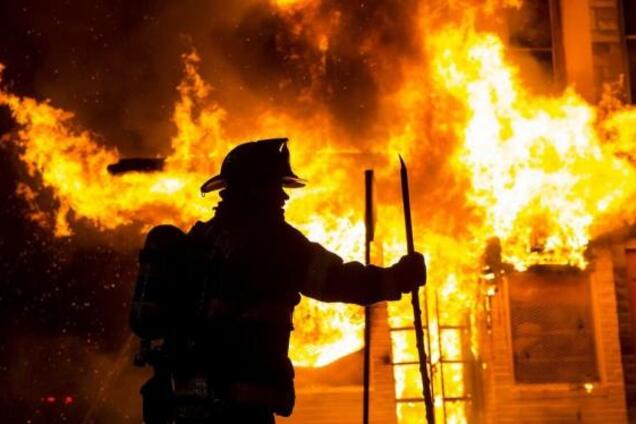 В Днепре во время пожара серьезно обгорел мужчина. Видео с места ЧП