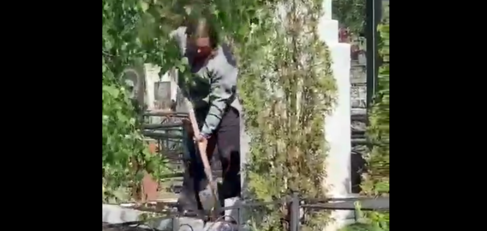 Чоловік розкопував могилу на кладовищі в Кропивницькому