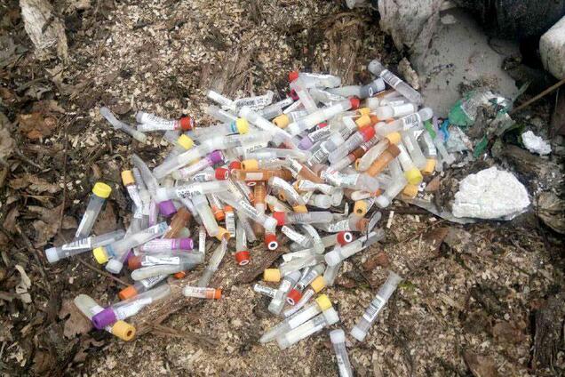 На Рівненщині висипали тонни сміття із використаними тестами на COVID-19