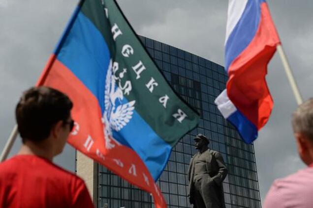 В Донецке сорвали и сожгли флаг России: всплыл тайный документ террористов