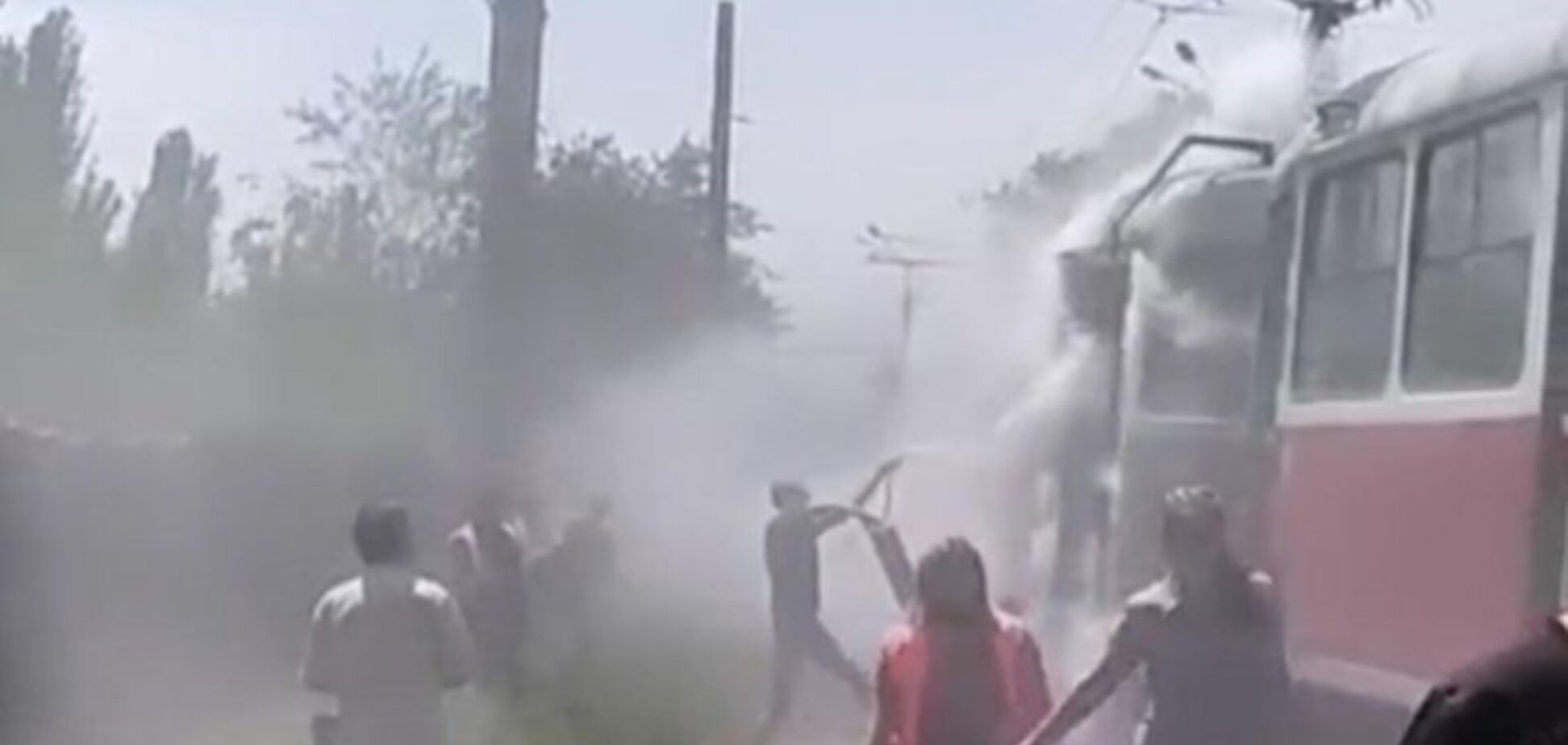 В Кривом Роге загорелся трамвай с людьми. Фото огненного ЧП