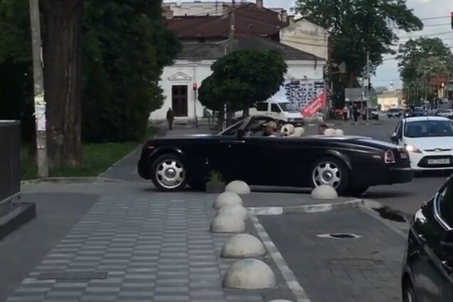 В украинском райцентре заметили редкий и дорогой Rolls-Royce